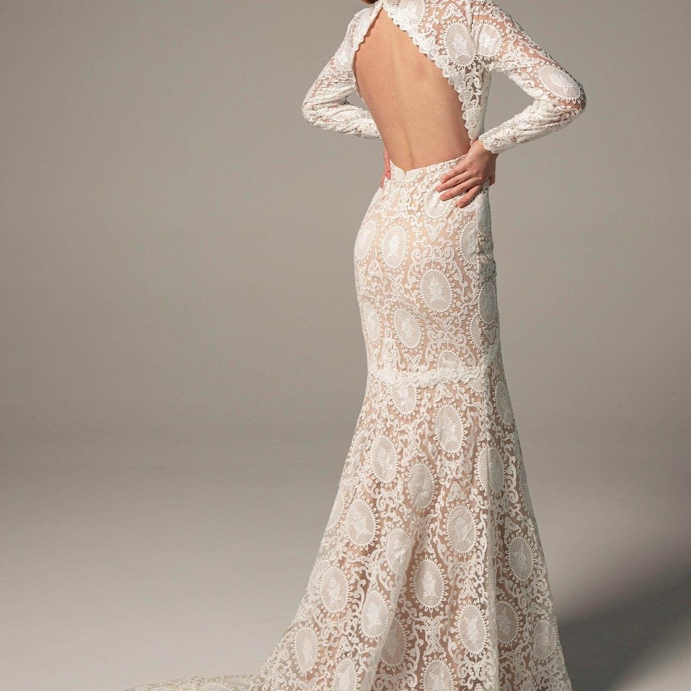 Chic Backless Lace (Wedding/Bridal) Dress